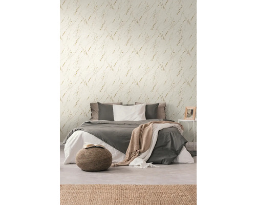 Schlafzimmer mit Bett und Tapete mit Marmormuster