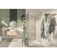 Helles Badezimmer mit Dusche, Waschtisch und Spiegel