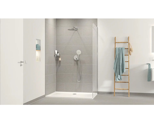 Helles Badezimmer mit Dusche und Handtuchleiter