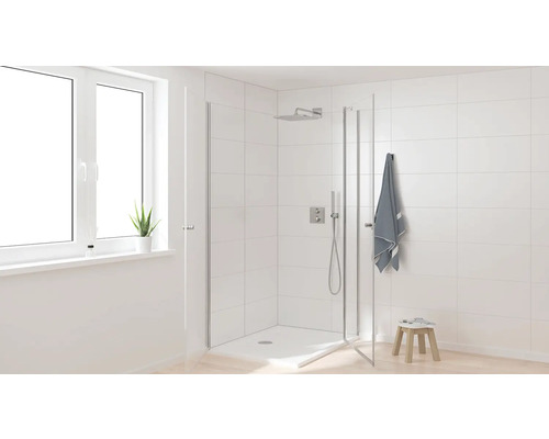 Badezimmer mit Duschkabine, Duschkopf und Handtuch