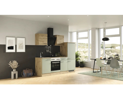 Komplette Küche mit Spüle, Herd, Dunstabzugshaube und Schränken in einem hellen, modernen Design.