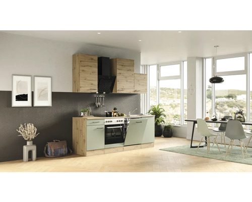 Helle, geräumige Küche mit Einbaugeräten, Hängeschränken und Esstisch im modernen Stil