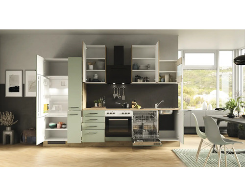 Helle Küche mit Einbaugeräten, Spüle und Arbeitsplatte