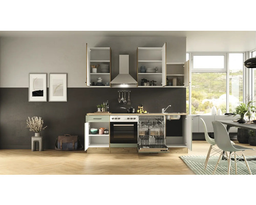 Einbauküche mit Geschirrspüler, Herd, Dunstabzugshaube und offenen Schränken in einer hellen und geräumigen Küche.