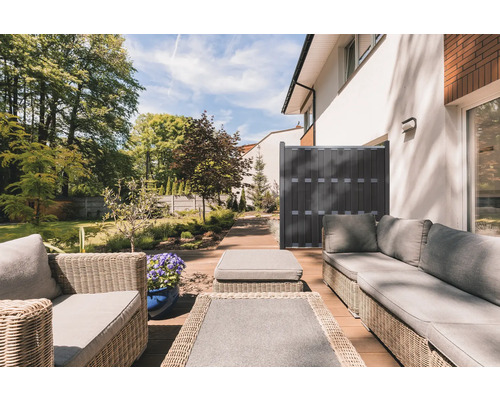 Außenbereich mit Terrassenmöbeln, Holzboden und Sichtschutzzaun