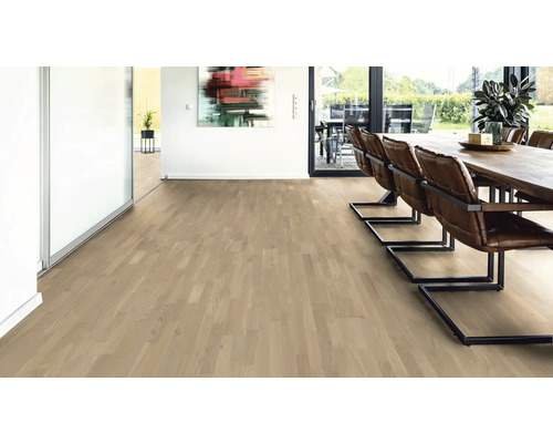 Helles Wohnzimmer mit Holzboden und Esstisch