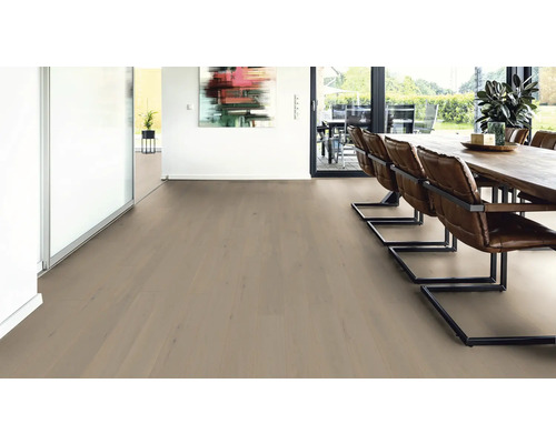 Heller Wohnraum mit Holzboden und Essbereich mit Tisch und Stühlen.