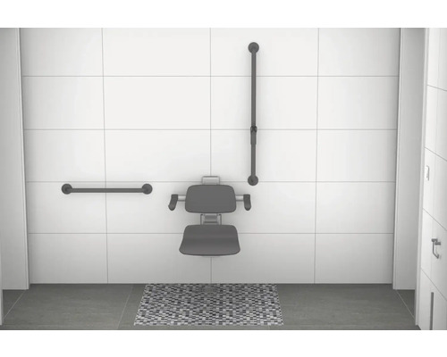 Barrierefreies Badezimmer mit Duschsitz und Haltegriffen für mehr Sicherheit
