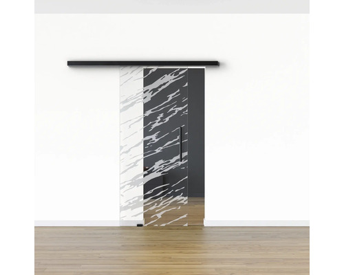 Schiebetür aus Glas mit Muster im Raum