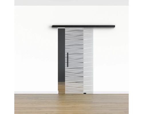 Glasschiebetür mit horizontalem Wellenmuster und schwarzer Griffstange vor einer weißen Wand