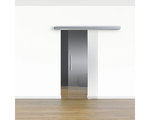 Raumansicht mit Glasschiebetür und Metallschiene an einer weißen Wand