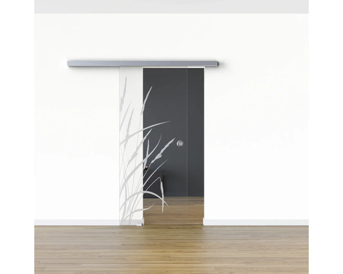 Glasschiebetür mit Gräser-Motiv vor einer Wand