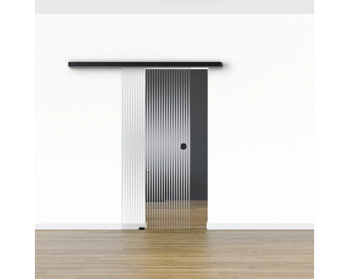 Schiebetür aus Glas mit Streifenstruktur in einem hellen Raum.