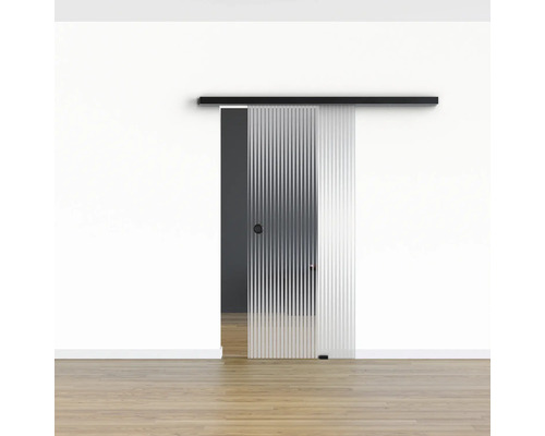 Schiebetür aus Glas mit geriffelter Optik und Beschlägen vor einer weißen Wand