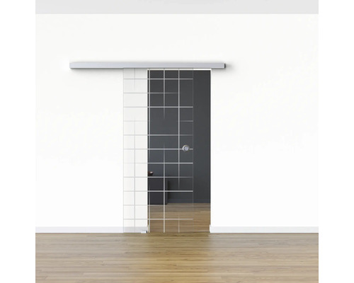 Glasschiebetür mit quadratischem Design vor einer Wand