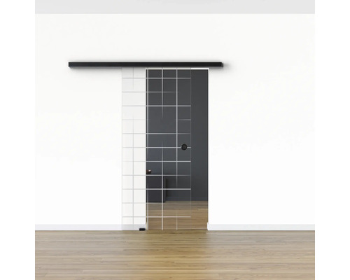 Schiebetür aus Glas mit quadratischem Muster und Beschlagschiene vor einer weißen Wand