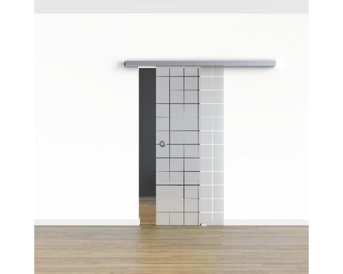 Schiebetür mit linearem Design in einem hellen Raum.