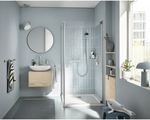 Modernes Badezimmer mit Dusche, Waschtisch, Spiegel und blauer Farbgestaltung