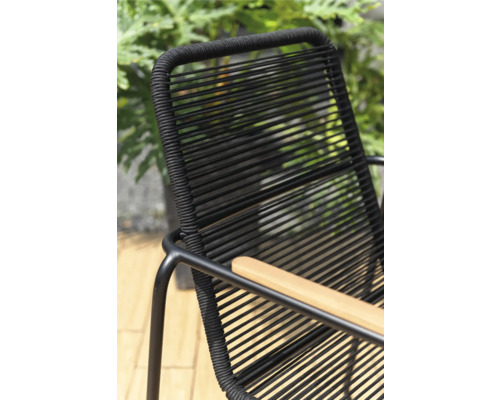 Detailansicht eines schwarzen Gartenstuhls mit Armlehne