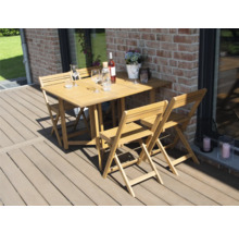 Gartensitzgruppe mit Holztisch und vier Holzklappstühlen auf einer Terrasse