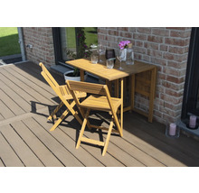 Gartenszene mit Holztisch und zwei Holzstühlen auf einer Terrasse