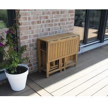 Zusammengeklappter Holzgartentisch mit Stühlen auf einer Terrasse