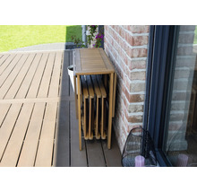 Zusammengeklappter Gartentisch aus Holz auf einer Terrasse