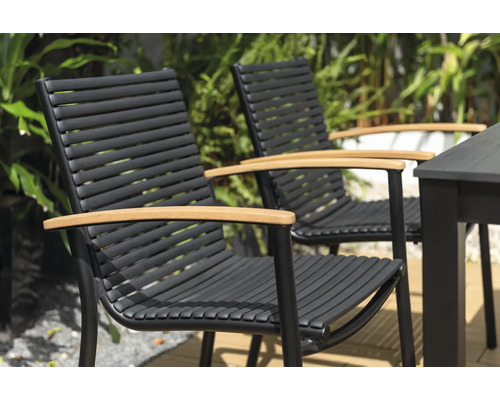 Zwei schwarze Gartenstühle mit Armlehnen aus Holz stehen im Freien.