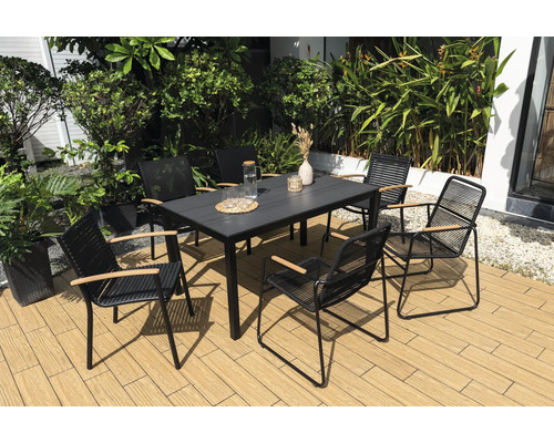 Gartensitzgruppe mit Tisch und sechs Stühlen auf einer Terrasse