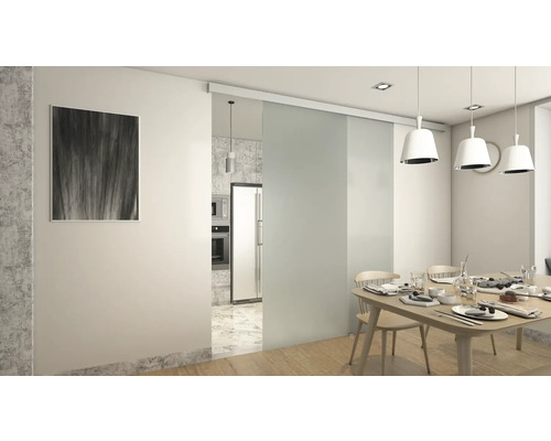 Helles Esszimmer mit Esstisch, Stühlen, Pendelleuchten und einer Glasschiebetür zum Küchenbereich