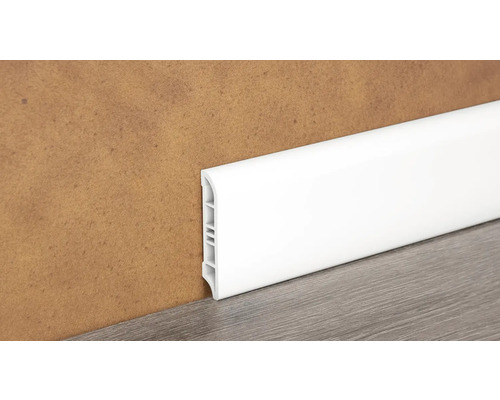 Weiße Sockelleiste aus Kunststoff an der Wand