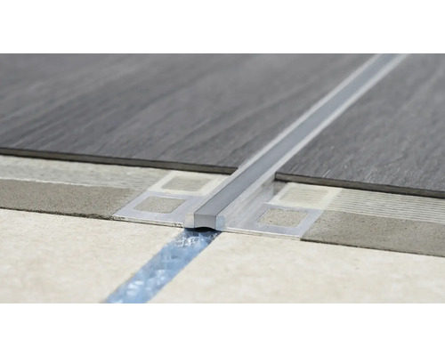 Detailaufnahme einer Dehnungsfugenprofil-Installation zwischen zwei Bodenbelägen