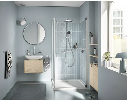 Modernes Badezimmer mit Dusche, Waschtisch und Spiegel
