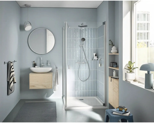 Modernes Badezimmer mit Duschkabine, Waschtisch und Spiegel