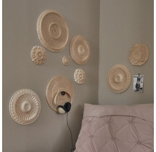 Wanddekoration mit Stuckrosetten in einem Schlafzimmer