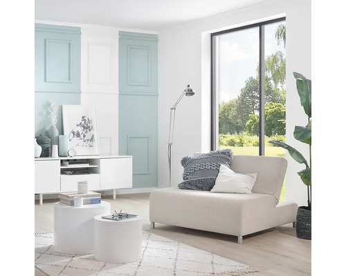 Modernes Wohnzimmer mit Schlafsessel, Beistelltischen, Stehlampe und Dekoration