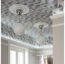 Decke mit geometrischer Tapete und zwei runden Deckenleuchten