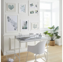 Arbeitszimmer mit Schreibtisch, Stuhl, Zimmerpflanze und Wanddekoration