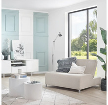 Helles Wohnzimmer mit Sofa, Beistelltischen und Dekoration