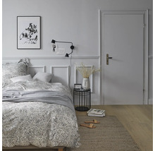 Schlafzimmer mit Bett, Nachttisch und Dekor