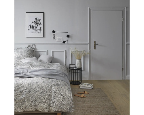 Schlafzimmer mit Bett, Nachttisch und Dekor