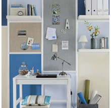 Arbeitszimmer mit Schreibtisch, Pinnwänden und Regalen zur Organisation und Dekoration