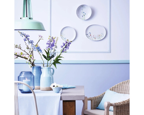 Dekoratives Esszimmer mit Tisch, Stuhl, Vasen, Blumen und Wanddekoration
