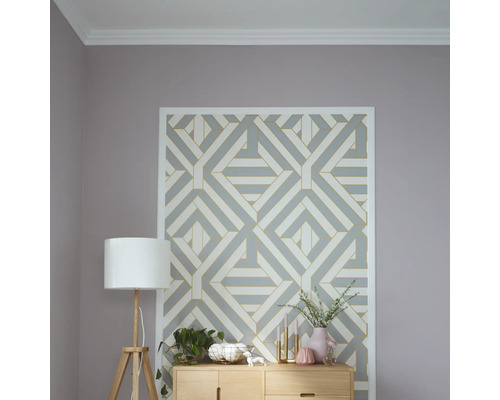 Zimmer mit geometrischer Tapete und Holzkommode