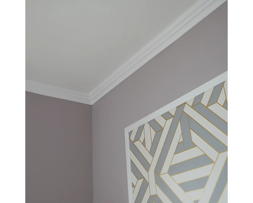 Ecke eines Raumes mit Deckenleiste und Wanddekoration