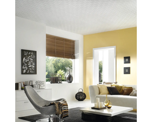 Wohnzimmer mit Deckenpaneelen, Sofa und Sessel