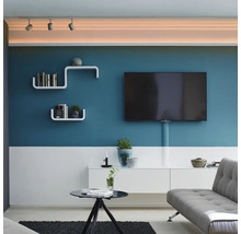 Wohnzimmer mit Fernsehgerät, Regalen, Kommode und Sofa
