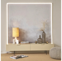 Wohnzimmer mit Lowboard, Lampe, Dekoration und beleuchtetem Wandpaneel