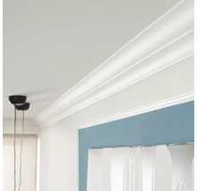 Raumansicht mit weißen Zierleisten an Wand und Decke