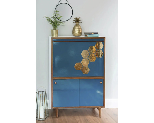 Dekorativer Schrank mit blauem Finish und goldenen Sechseck-Akzenten im Wohnzimmer.